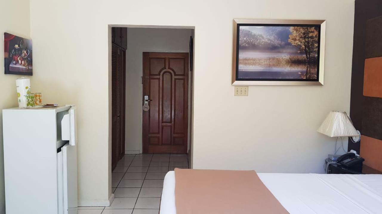 Christar Villas Hotel Кингстон Экстерьер фото
