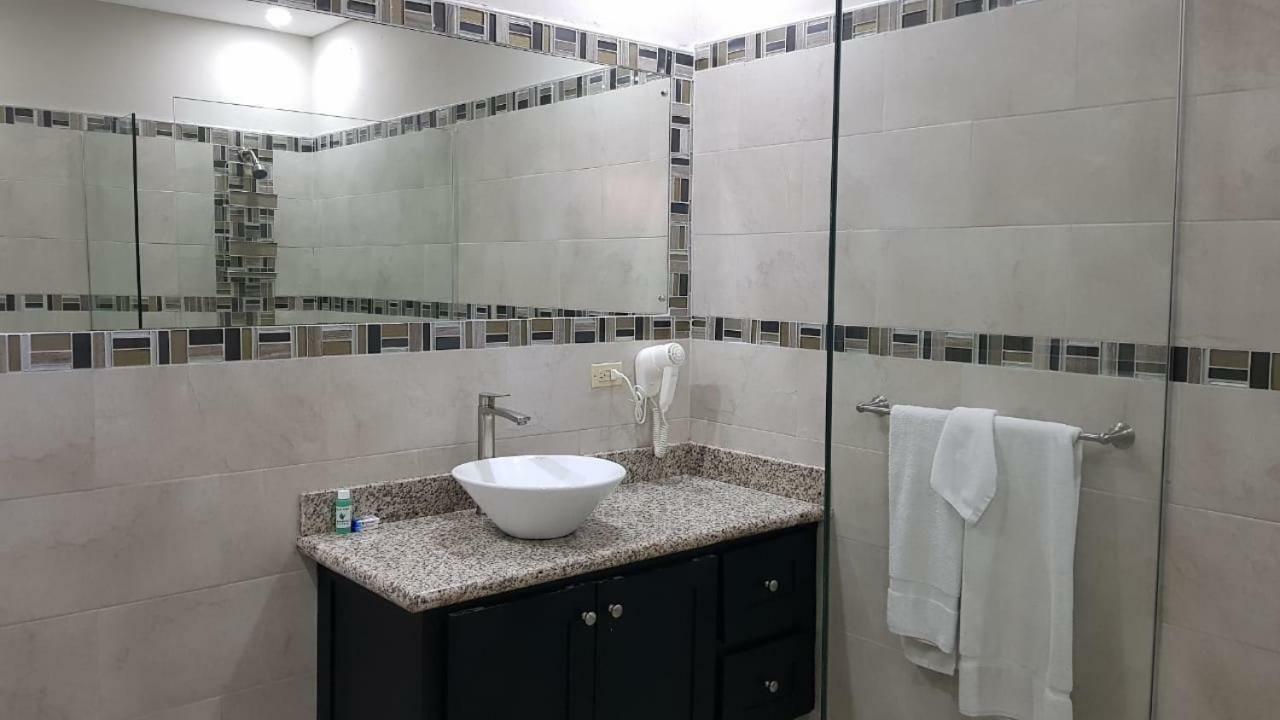 Christar Villas Hotel Кингстон Экстерьер фото